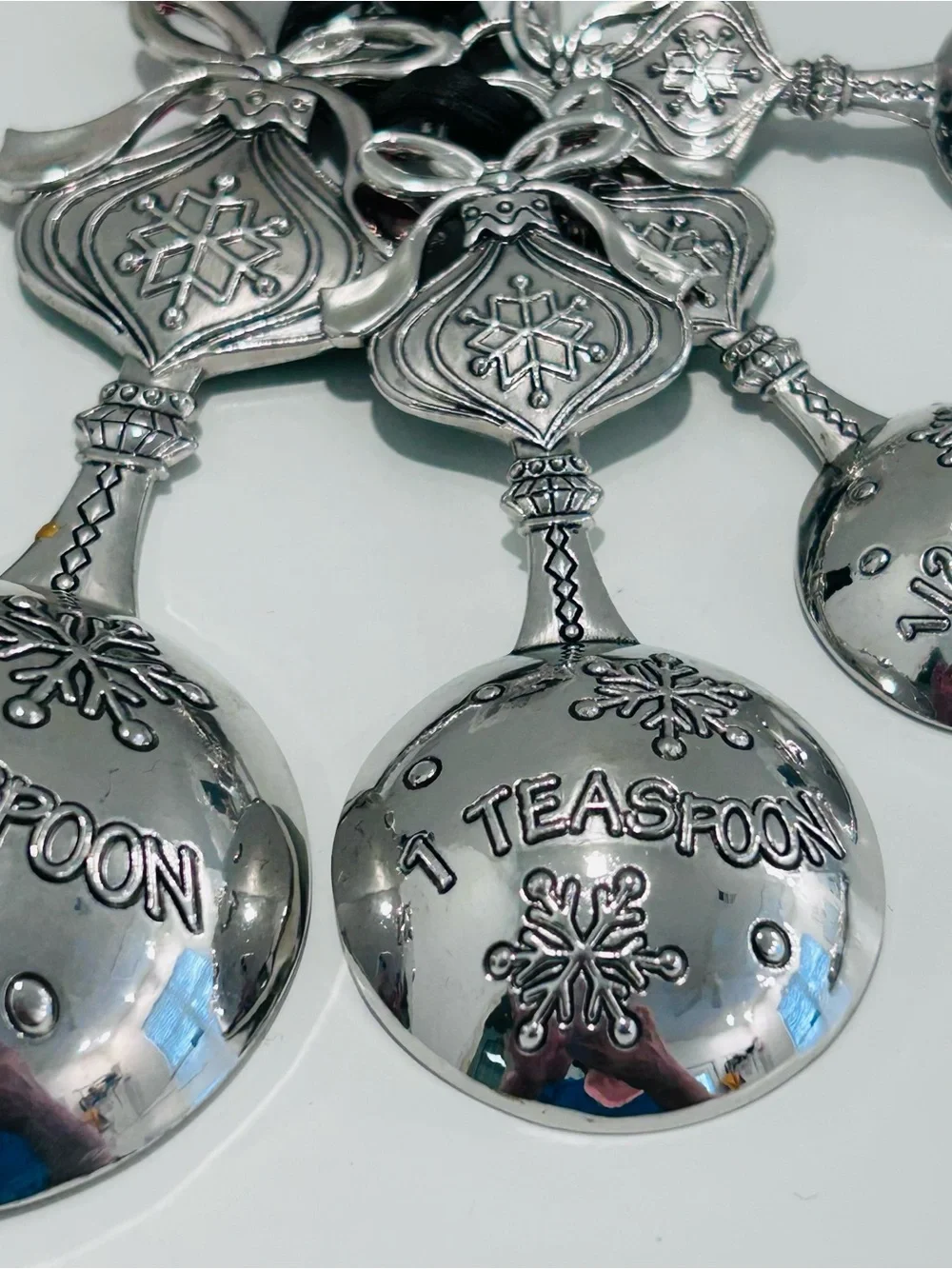 Ganz Measuring Spoon Set 4 Piece Snowflakes Christmas Ornaments Red Green